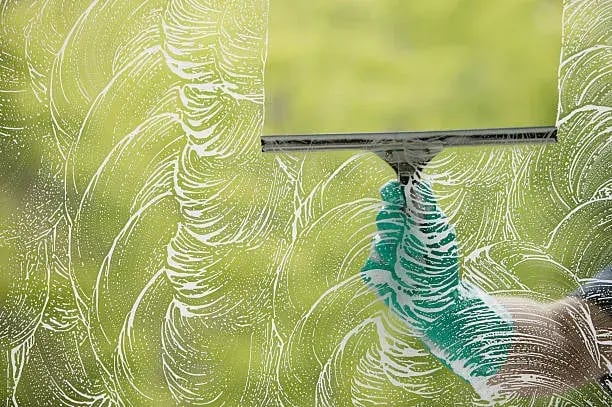 squeegee-wiping-window